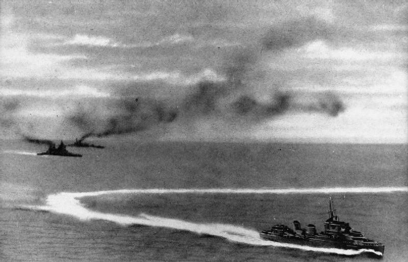 파일:HMS Prince of Wales and HMS Repulse underway with a destroyer on 10 December 1941 (HU 2762).jpg