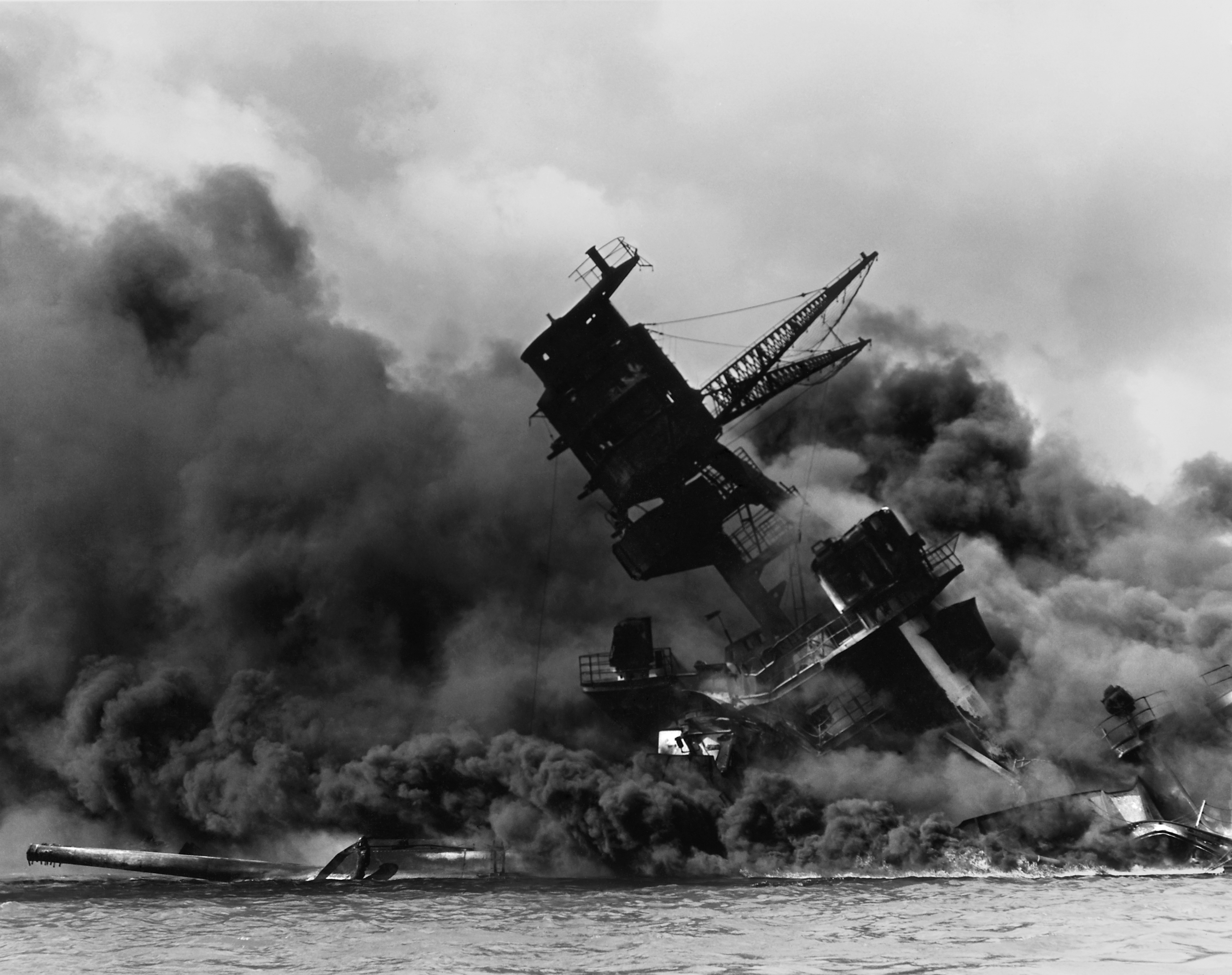 섬네일가 일본군의 공습 이틀 후 불타고 있다.
