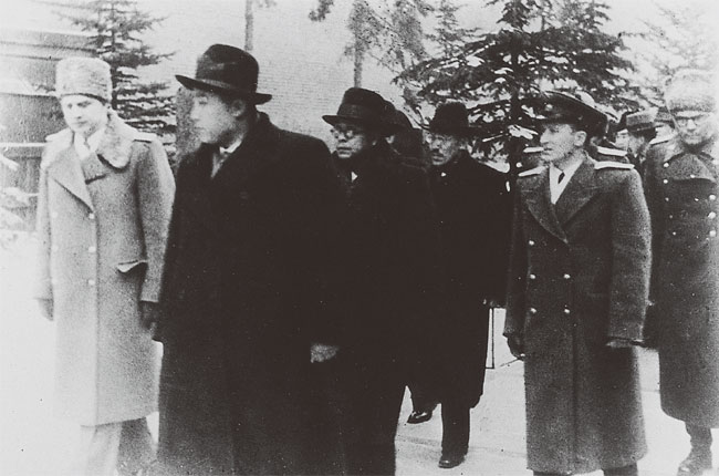파일:1949-03 소련을 방문한 김일성 일행.jpg