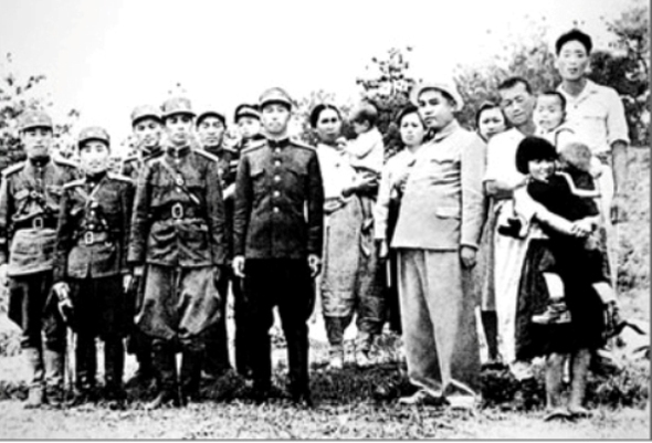 파일:1947-06-21 김일성과 빨치산 동료들.jpg