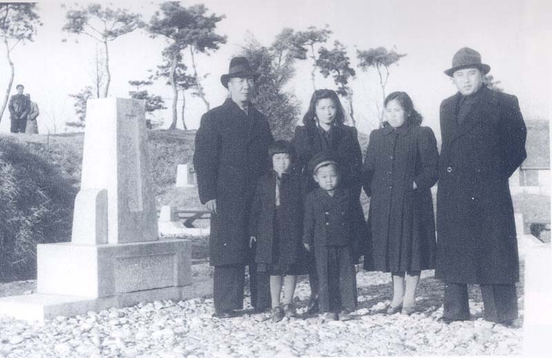 파일:1948-11 주보중과 김일성 일가.jpg