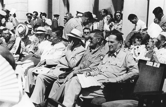 파일:맥아더 장군(오른쪽 첫번째)이 대한민국 정부수립 기념식에 참석한 모습.jpg