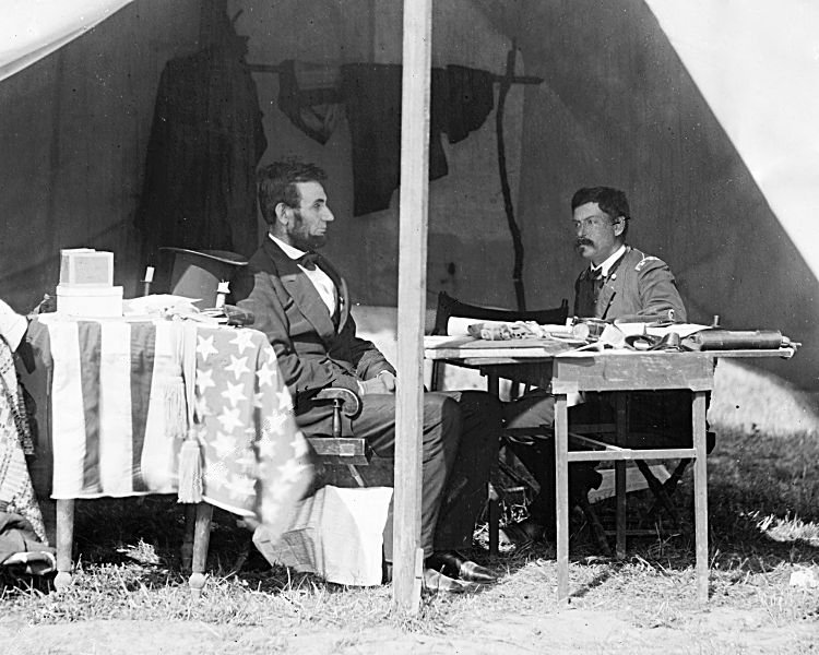 파일:Lincoln and McClellan 1862-10-03.jpg