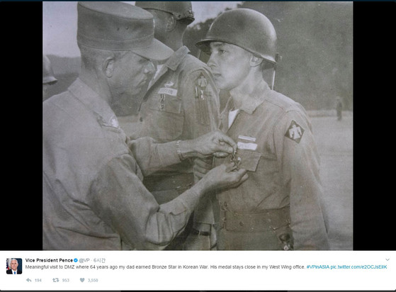파일:마이크 펜스 미국 부통령 집무실에 놓여 있는 사진. 아버지 에드워드 펜스가 폭찹힐 전투의 무공을 인정받아 1953년 4월 동성 무공성장을 받는 장면이다 (사진 마이크 펜스 트위터).jpg