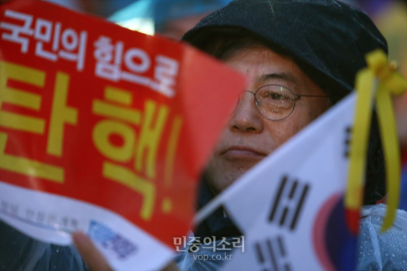 파일:문재인 전 대표가 1일 서울 광화문광장에서 열린 제18차 촛불집회 국민의힘으로 탄핵.jpg