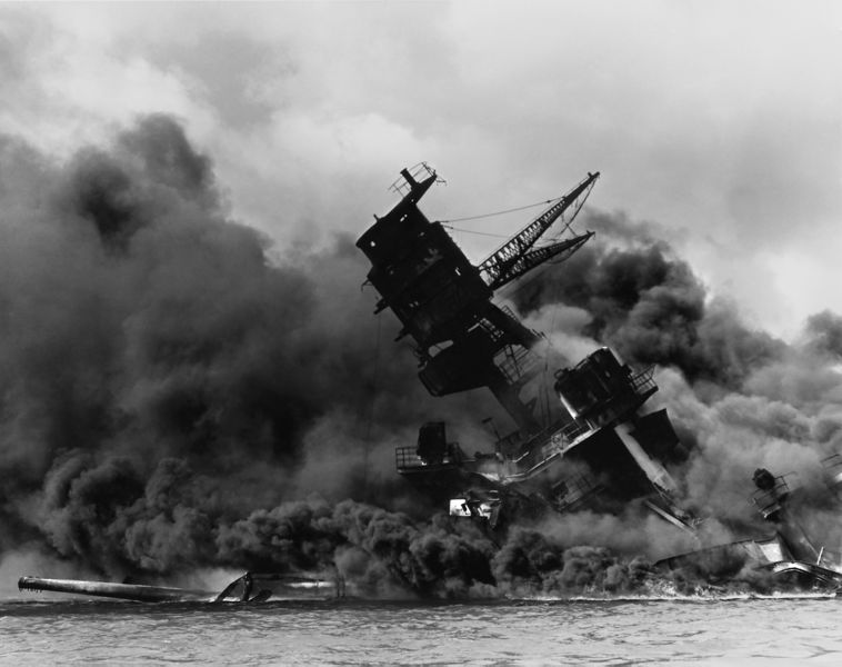 파일:The USS Arizona (BB-39) burning after the Japanese attack on Pearl Harbor - NARA 195617 - Edit.jpg