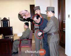 북한 노동당 기관지인 《로동신문》은 2013년 12월 13일 장성택 당 행정부장이 ‘국가전복 음모의 극악한 범죄’로 12일 처형됐다고 보도했다. 사진은 장 행정부장이 법정에서 국가안전보위부원들에게 끌려가는 장면이다.