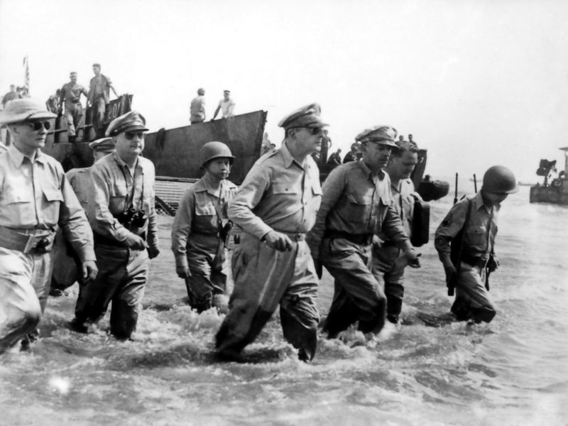 파일:Douglas MacArthur lands Leyte1.jpg