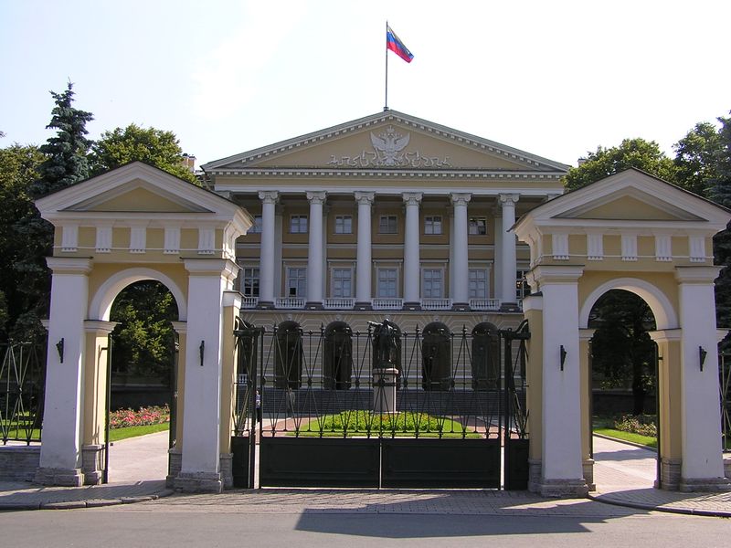 파일:Sankt Petersburg-Regierungssitz Smolny.jpg