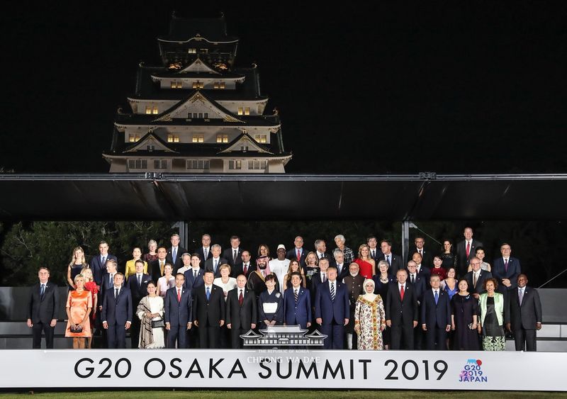 파일:G20 오사카 성의 파란 브로치.jpg