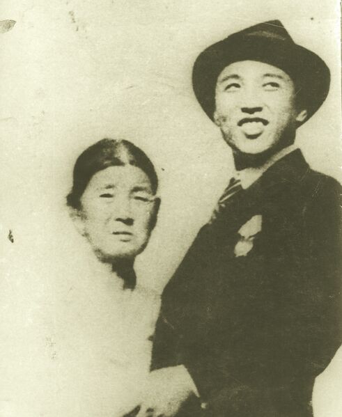 파일:1945-10-14 김일성과 조모 이보익.jpg