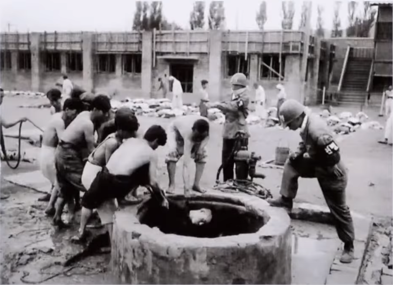 파일:1950.10 함흥교소 민간인 학살 현장.png