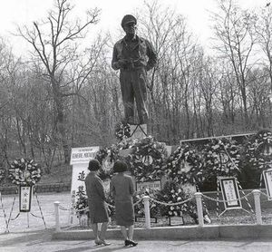 세종로에서 경복궁으로 이전한 후 1964년 벌어진 맥아더 추모식 흔적.jpg