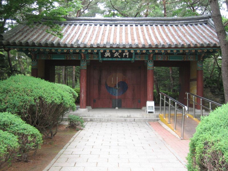 파일:Korea-Gyeongju-Heungmumun gate to Tomb of General Kim Yusin-01.jpg