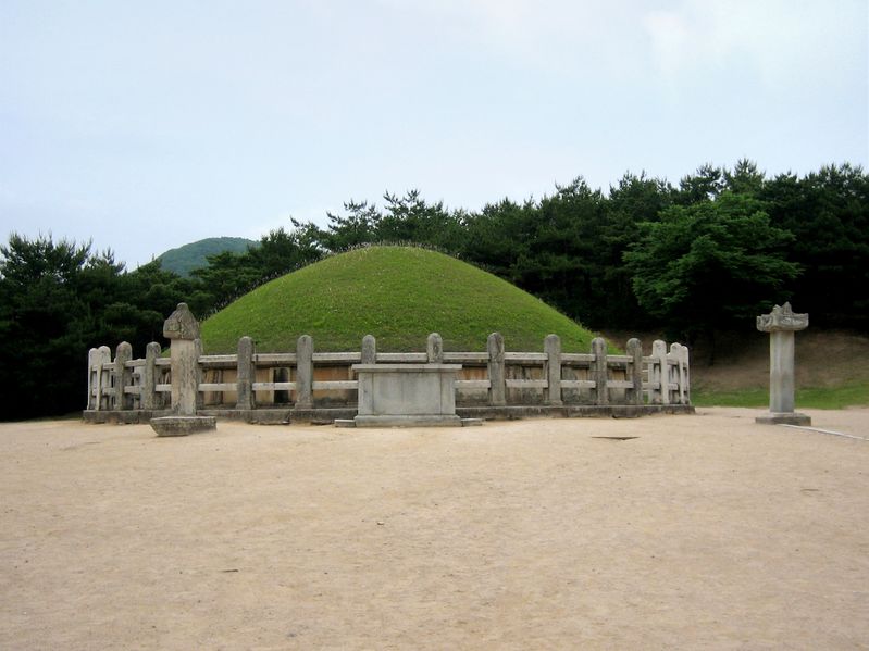 파일:Korea-Gyeongju-Tomb of General Kim Yusin-02A.jpg