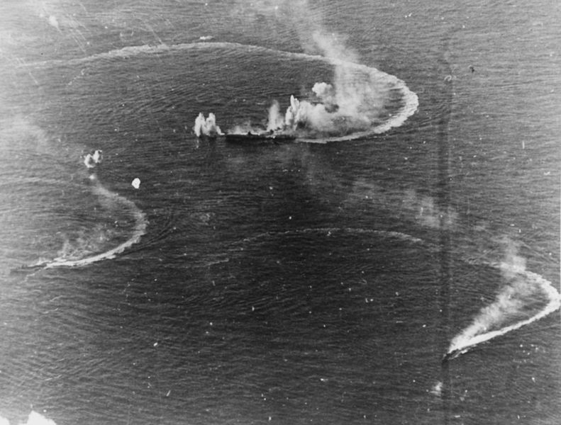 파일:Japanese aircraft carrier Zuikaku and two destroyers under attack on 20 June 1944 (80-G-238025).jpg
